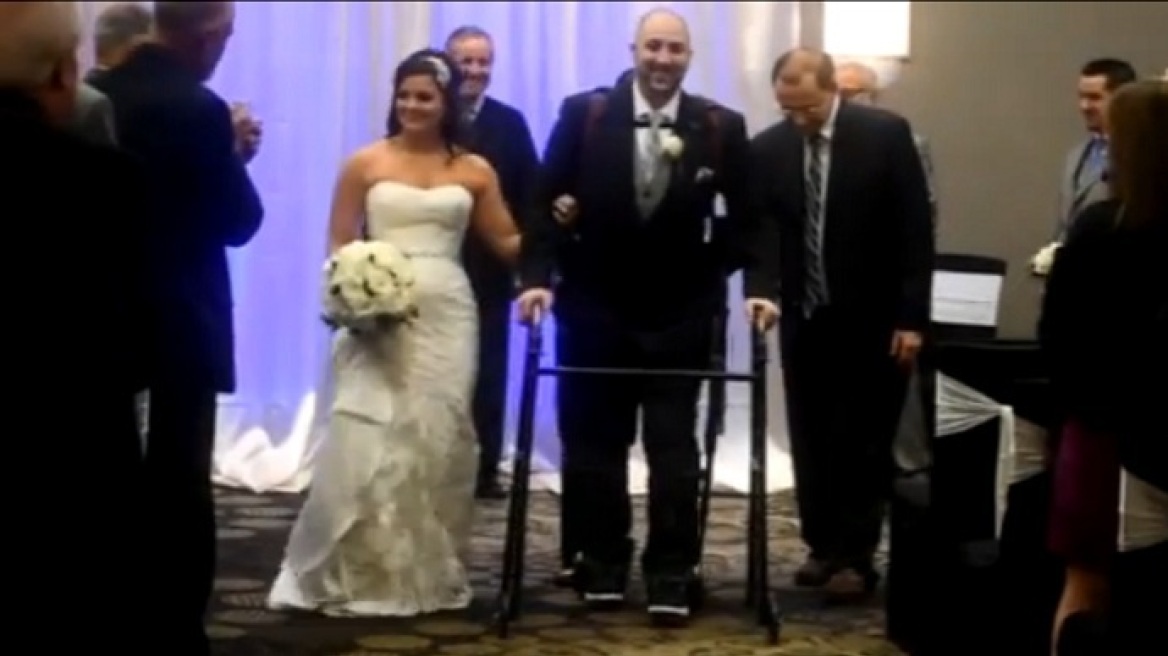 Παράλυτος γαμπρός περπάτησε στον γάμο του με ρομποτικό «εξωσκελετό»! 